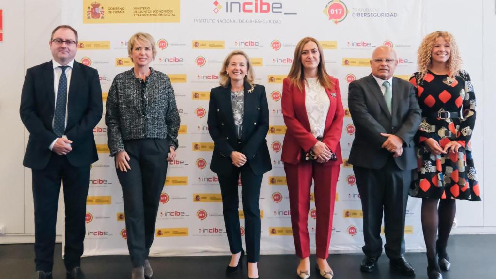 La vicepresidenta primera y ministra de Asuntos Económicos y Transformación Digital, Nadia Calviño,  con la delegada del Gobierno en Castilla y León, Virginia Barcones, y el director del Incibe, Félix Barrio