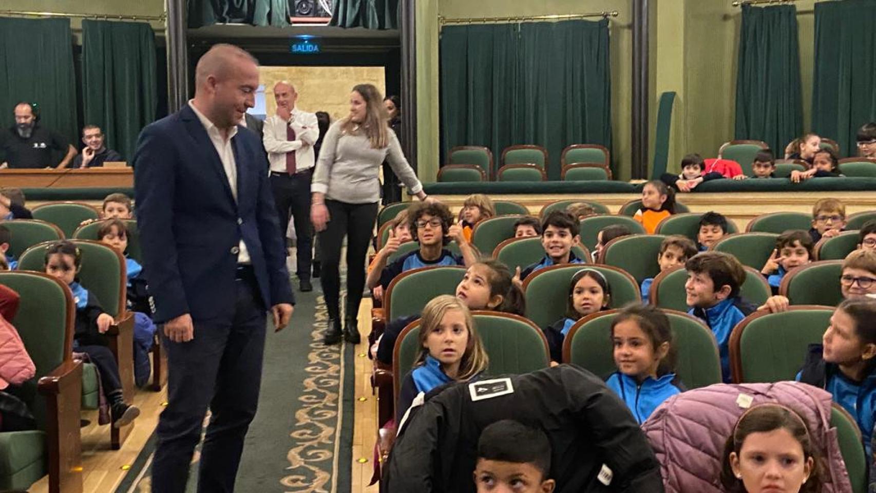 Los escolares van al teatro en el Liceo