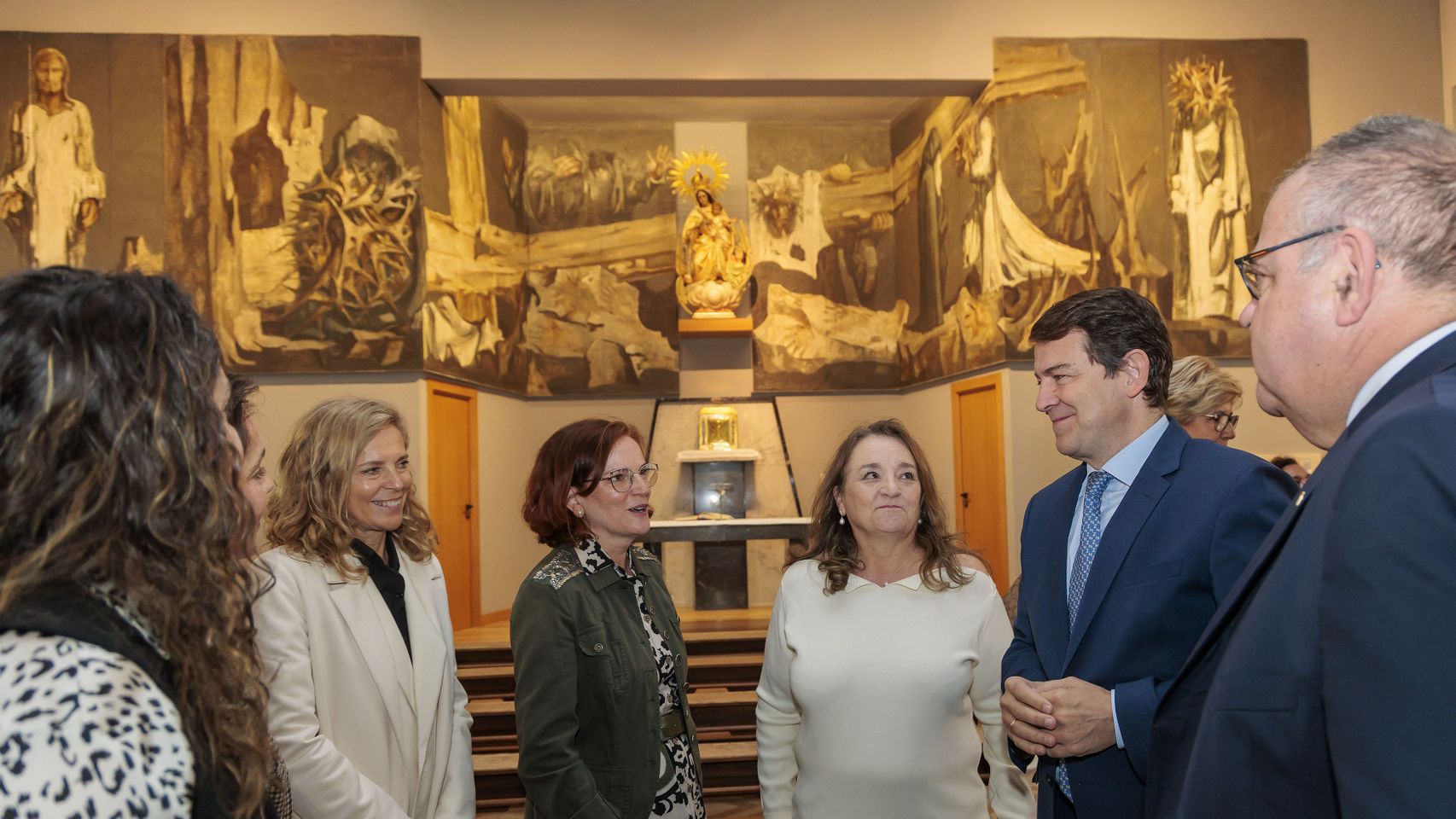 Mañueco Visita al mural de Genaro de No en el hospital Los Montalvos