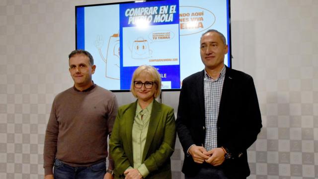 Presentación de la campaña de comercio rural con el diputado de Régimen Interior y Fondos Europeos, Ramiro Silva; la delegada territorial de la Junta de Castilla y León en Zamora, Leticia García; y el diputado de Desarrollo Económico, Emilio Fernández