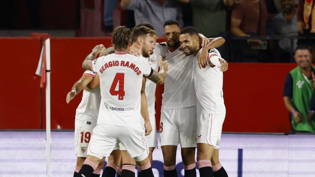 Jugadores del Sevilla durante un partido, en una imagen de archivo.