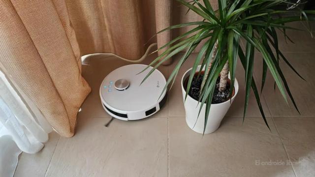 Aspiradora limpiando la casa