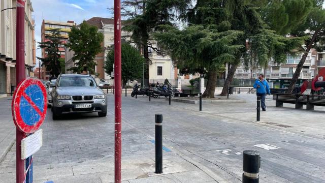 Imagen de la Plaza Moreno señalizada.