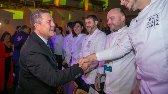 Emiliano García-Page saludo a los cocineros en el Congreso Culinaria de Cuenca