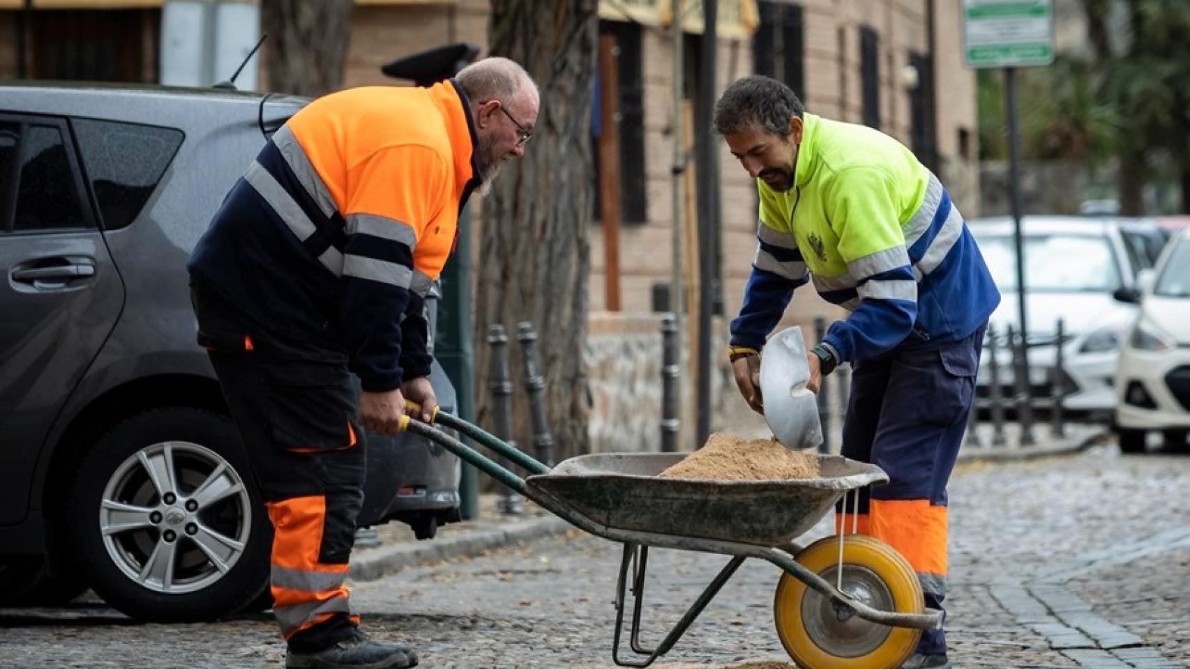 Varios trabajadores en Toledo, en una imagen de archivo.