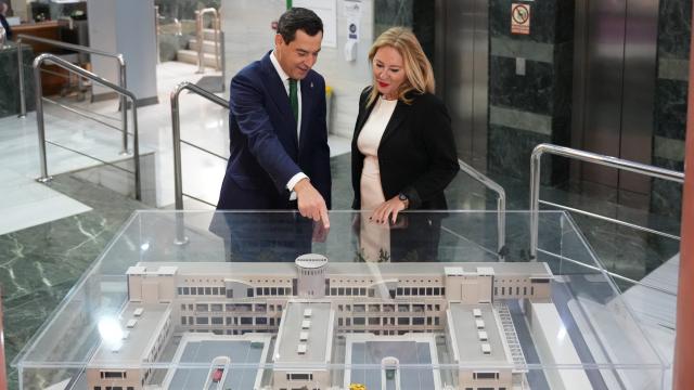 El presidente de la Junta de Andalucía, Juanma Moreno, y la consejera de Hacienda, Carolina España.