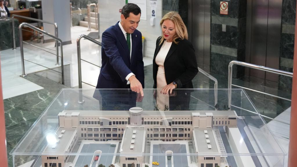 El presidente de la Junta de Andalucía, Juanma Moreno, y la consejera de Hacienda, Carolina España, en una imagen de archivo..