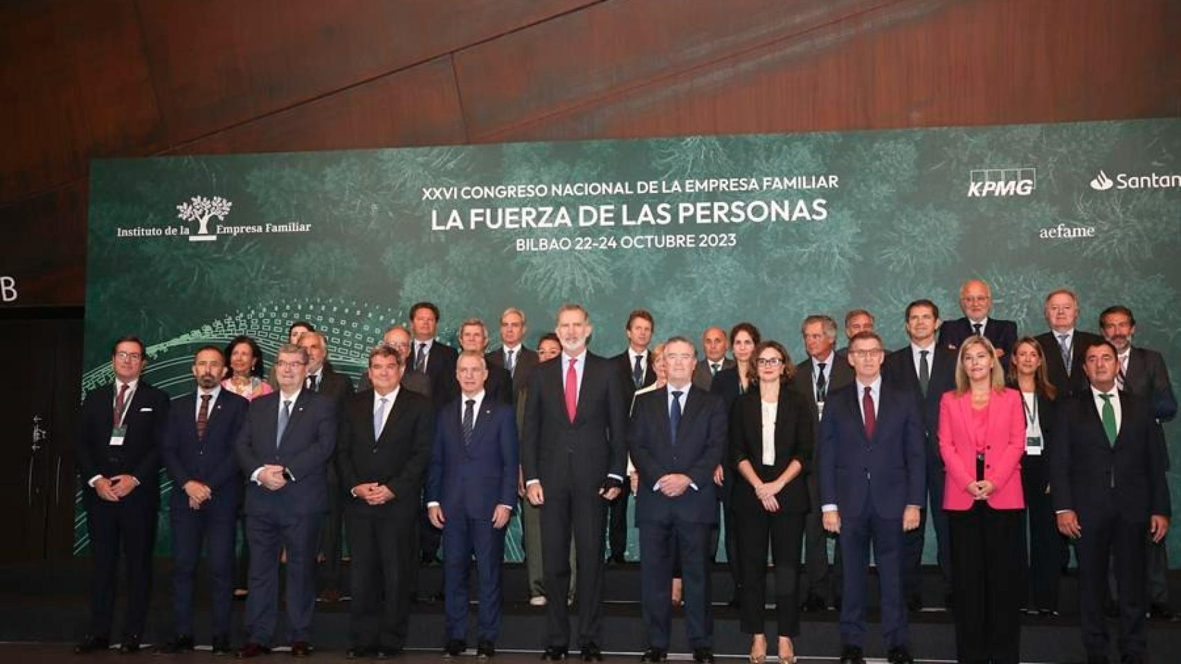El rey Felipe VI posa junto al lehendakari, Íñigo Urkullu (5i), el ministro de Inclusión, Seguridad Social y Migraciones en funciones, José Luis Escrivá (4i), el presidente del Instituto de la Empresa Familiar (IEF), Andrés Sendagorta (5d), el líder del PP, Alberto Núñez Feijóo, y representantes de la IEF durante la ceremonia de inauguración del XXVI Congreso Nacional de la Empresa Familiar, este lunes en Bilbao.