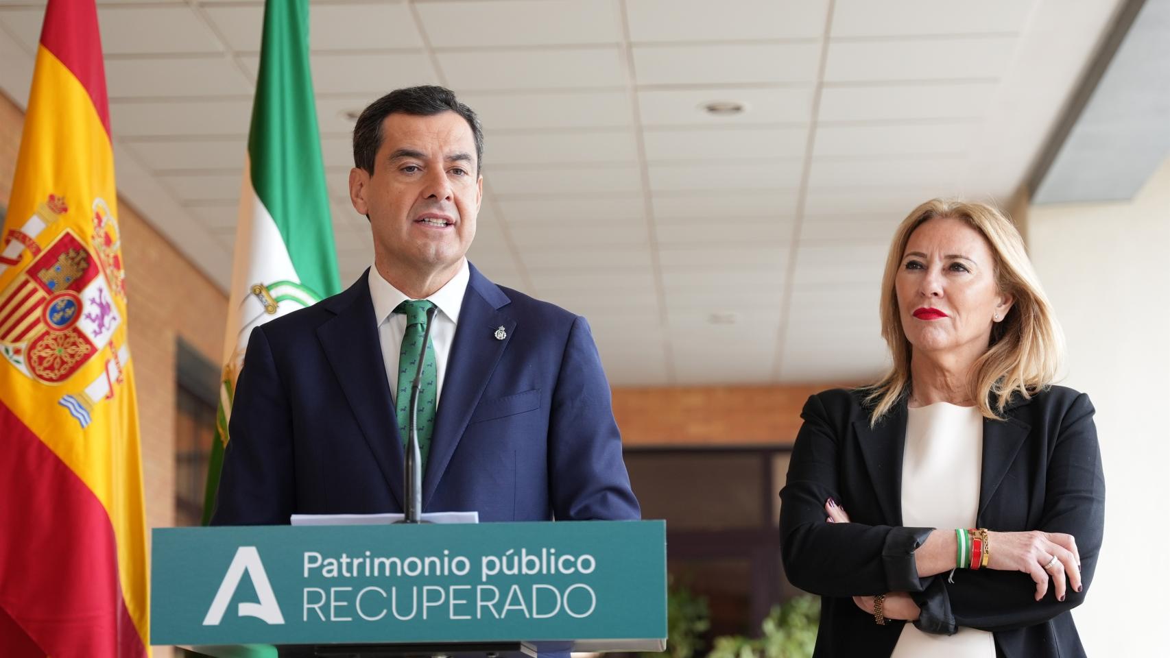 El presidente de la Junta de Andalucía, Juanma Moreno, y la consejera de Economía y Hacienda, Carolina España.