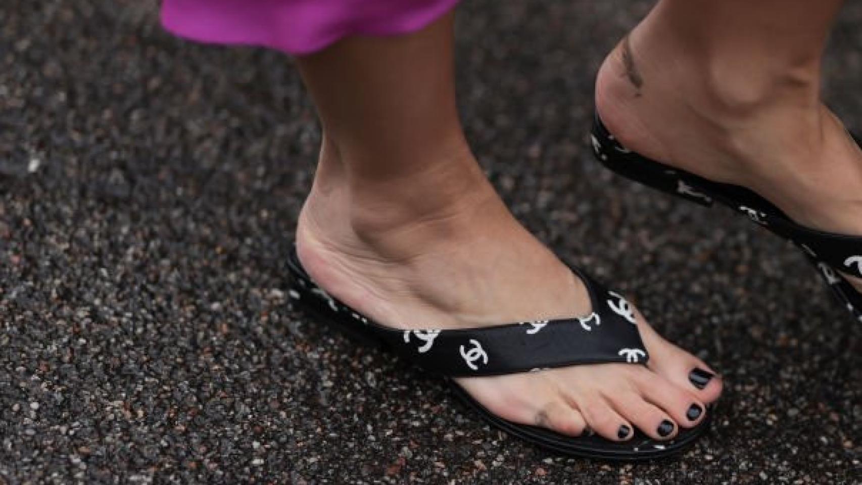 Detalle de una chancla de CHANEL.