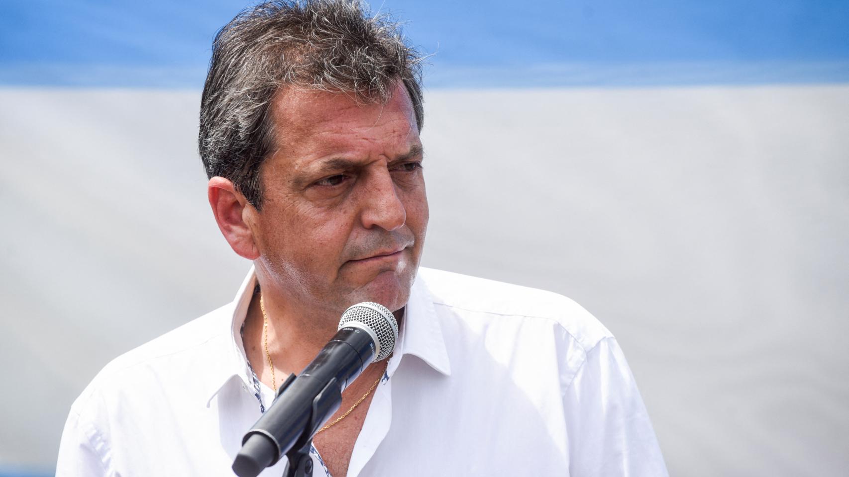 Sergio Massa habla con la prensa después de emitir su voto, este domingo en Tigre.