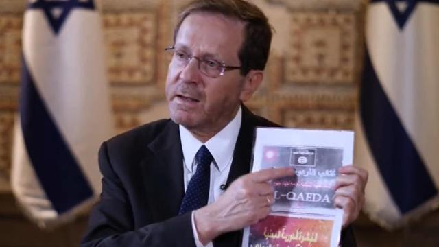 El presidente de Israel, Isaac Herzog, durante la entrevista de este domingo en Sky News en la que mostró documentos supuestamente de Al Qaeda que portaban miembros de Hamás.