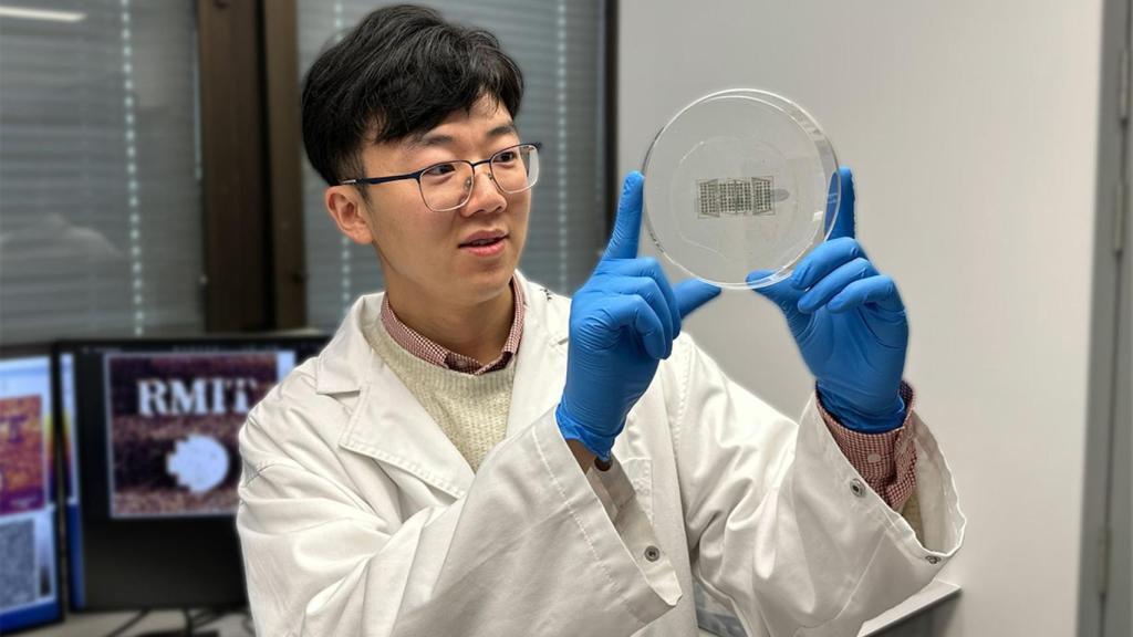 El autor del estudio Xiangyang Guo con el invento.