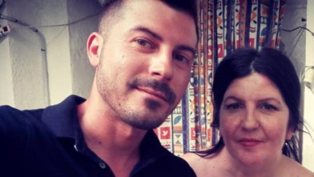 Ana María López Bosch, antes de caer enferma, posando sonriente junto a su hijo mayor, en una imagen cedida por su hija.