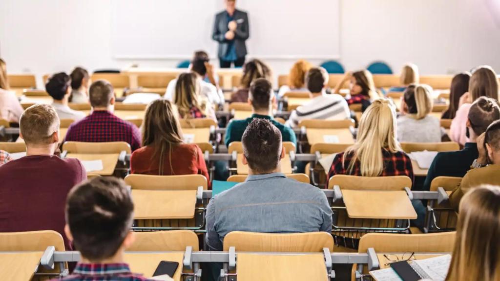 Alumnos atendiendo en un aula.