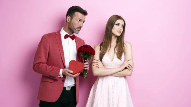 Imagen de archivo de una mujer que rechaza la proposición amorosa de un hombre.