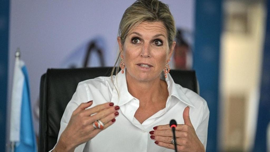 Máxima luce manicura en rojo en la oficina de la ONU en Nairobi.