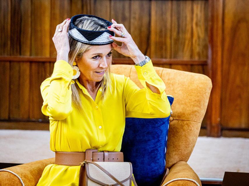 Máxima se coloca un tocado típico keniata.