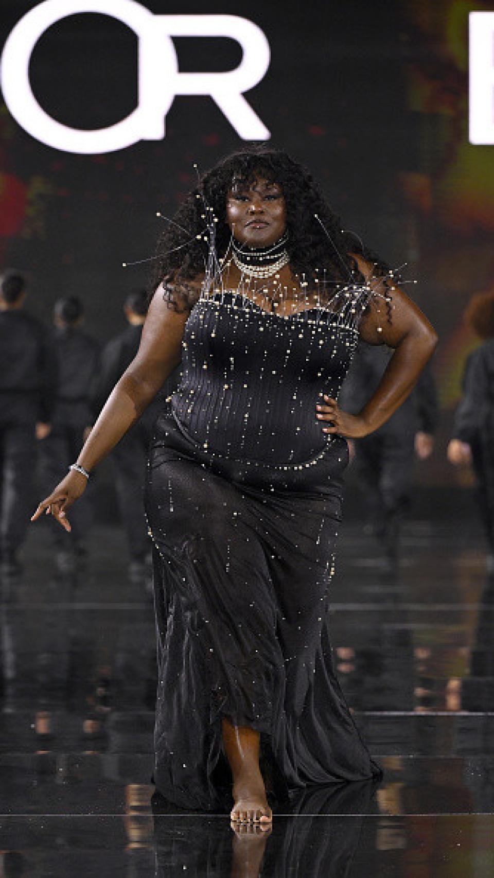 La cantante francesa Yseult durante el desfile L'Oréal 2023