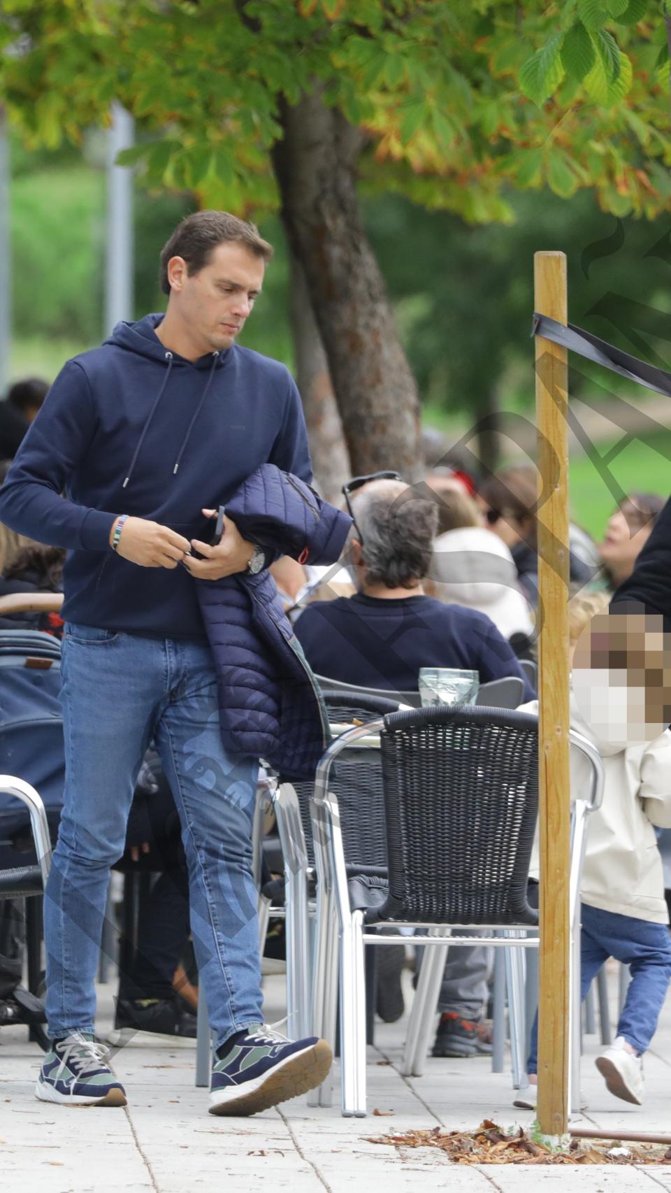 Albert Rivera abandona la terraza, tras disfrutar de un valioso tiempo con su hija Lucía.