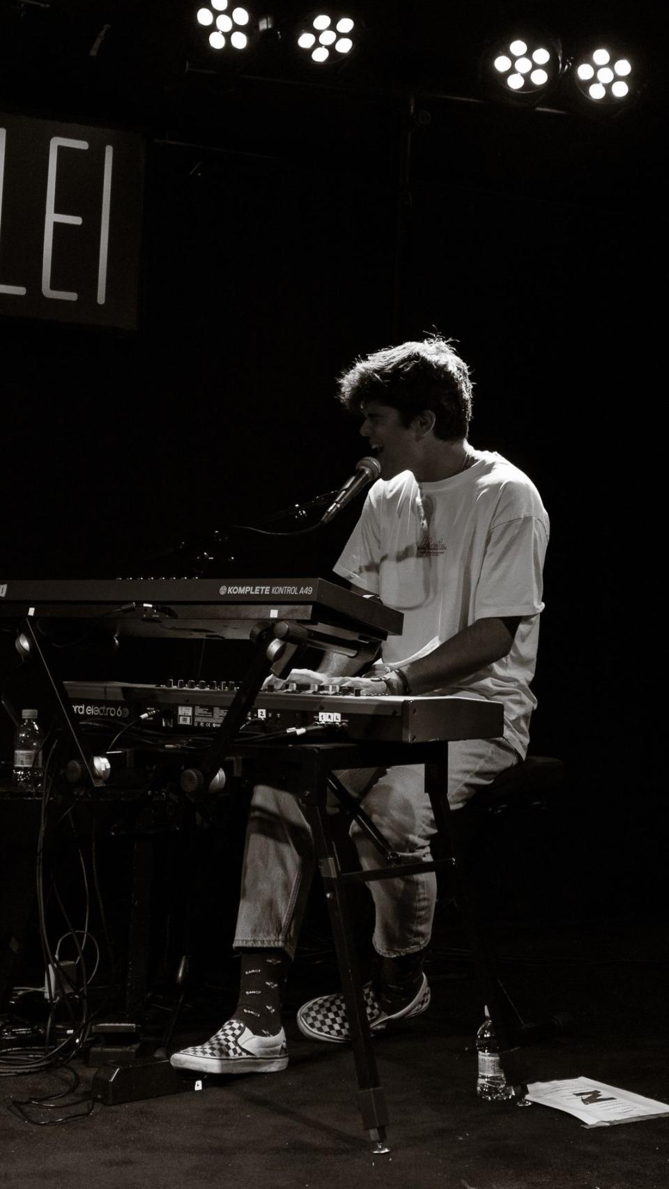 Íñigo Quintero cantando en la Sala Galileo
