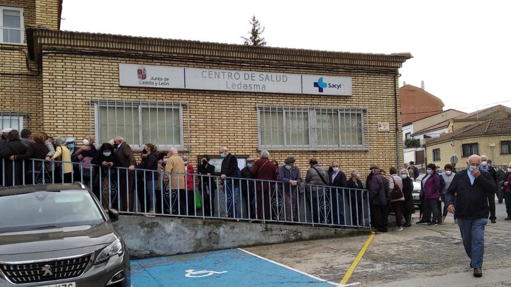 Colas en el Centro de Salud de Ledesma
