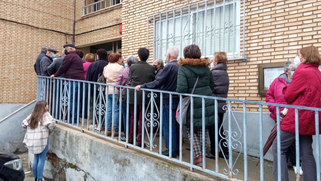 Colan de pacientes en el Centro de Salud de Ledesma