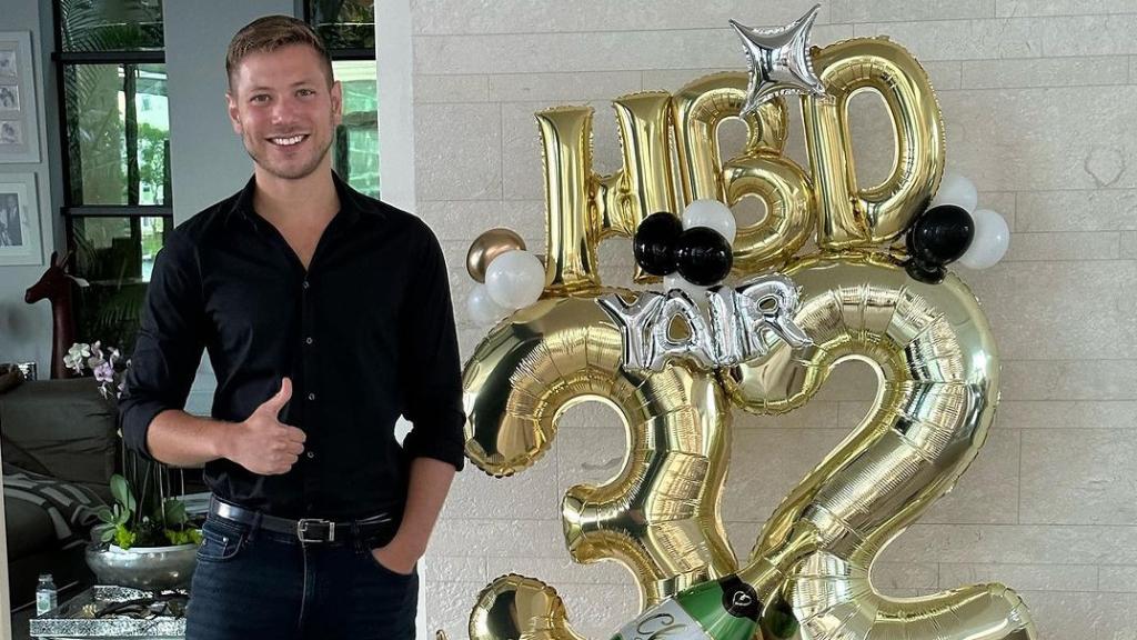 Yair Nethanyaju, hijo de Benjamin Nethanyaju, celebrando su 32 cumpleaños
