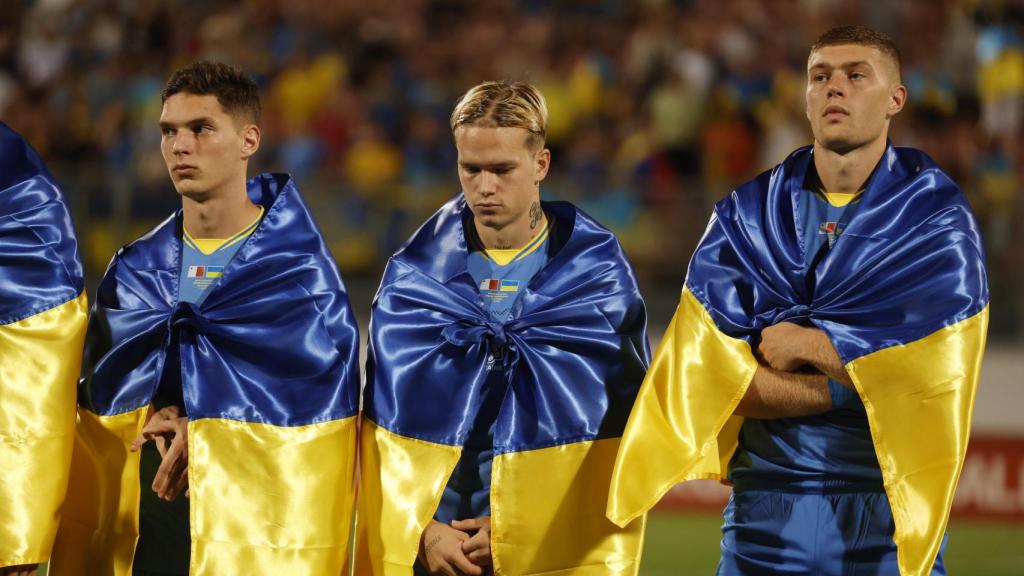 Giorgiy Sudakov, Mykhailo Mudryk y Artem Dovbyk en un partido de Ucrania