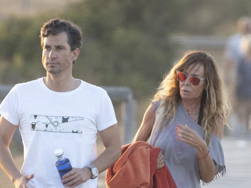 Cándido Conde-Pumpido Jr. y Lara Dibildos, disfrutando de su primer y único verano juntos.