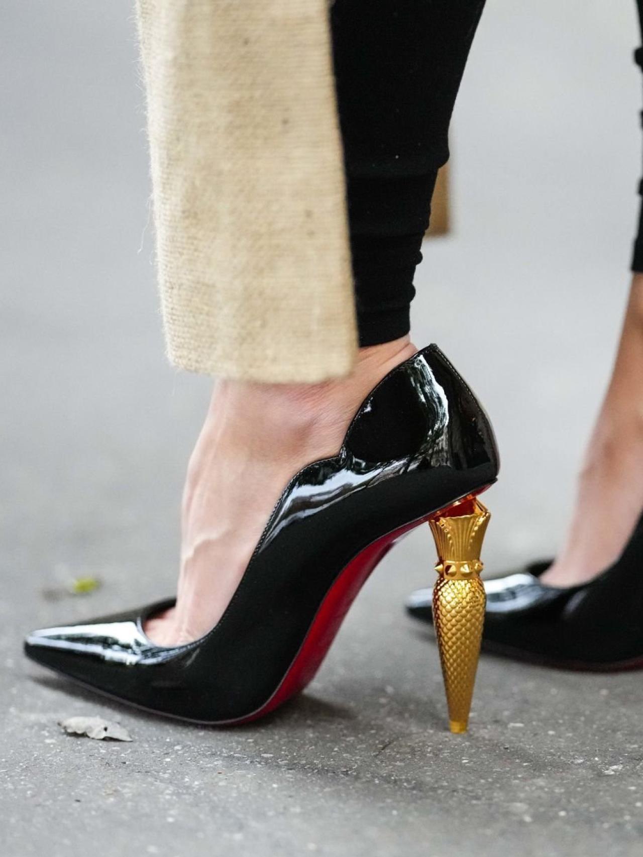 Detalle de un zapato auténtico de Christian Louboutin.