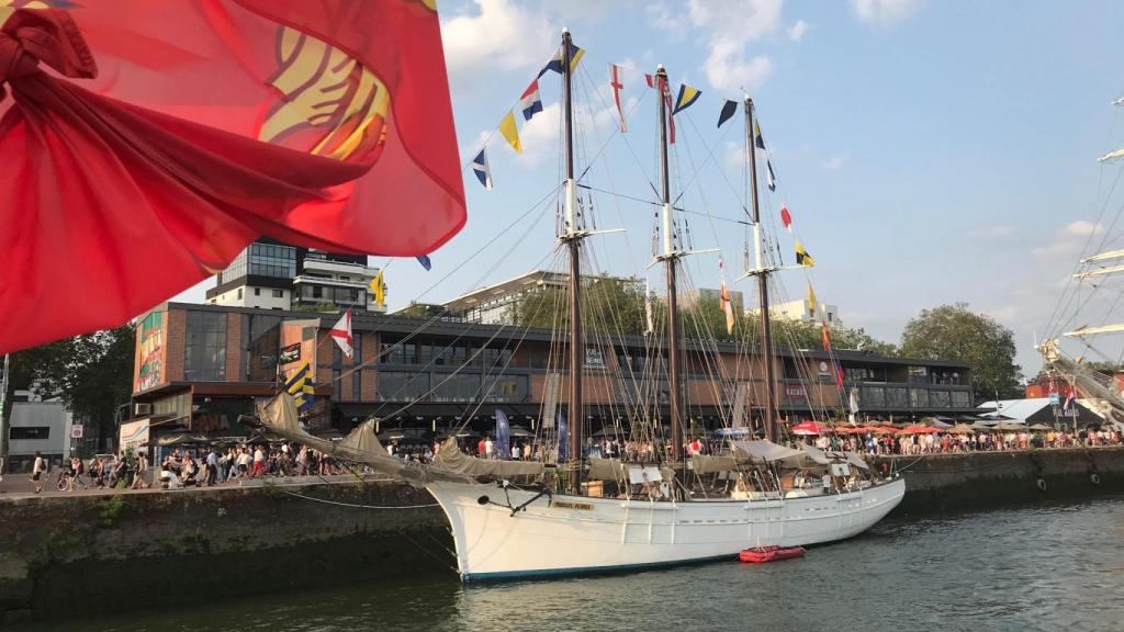El histórico pailebote Pascual Flores, gran símbolo de Torrevieja, en un evento internacional en el canal del Sena en Ruan, Normandía.