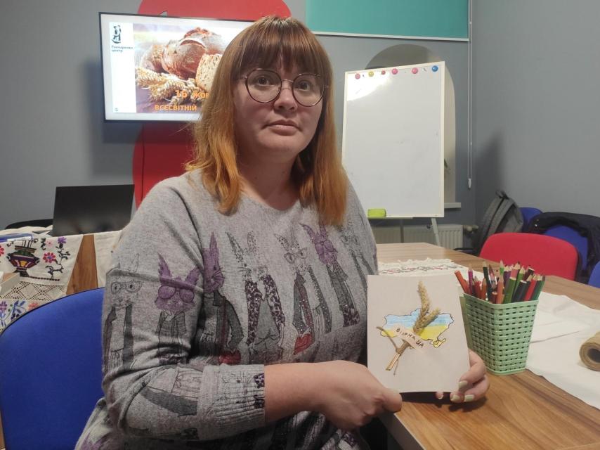 Svitlana Isaieva, directora del Centro Goncharenko de Járkiv, participa en un club de conversación ucraniano.