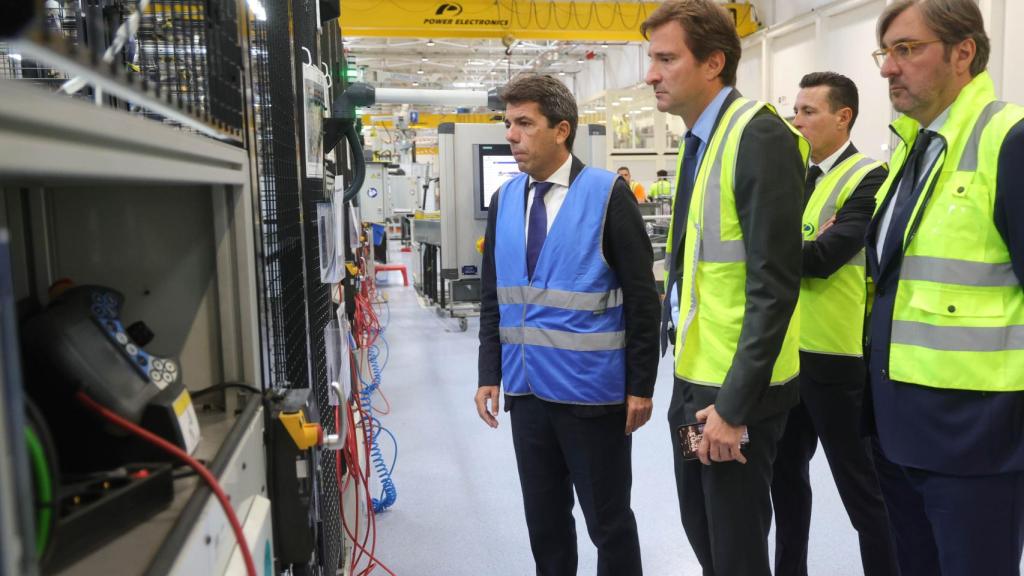 Carlos Mazón, durante su visita a Power Electronics. EE