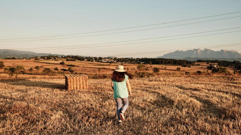 Una joven caminando en el campo.