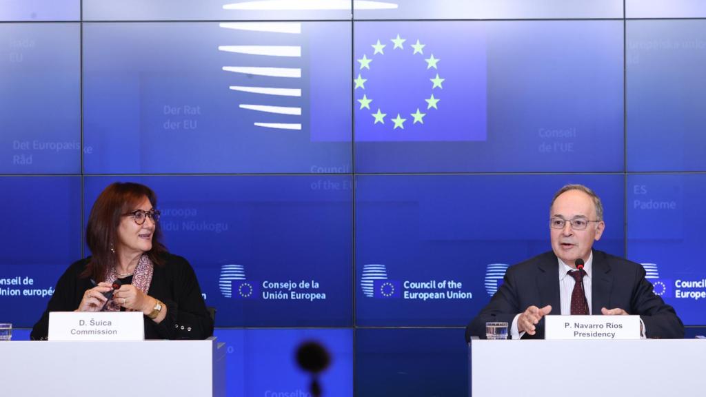 La vicepresidenta de la Comisión, Dubravka Suica, y el secretario de Estado de Asuntos Europeos, Pascual Navarro, al término de la reunión de este martes en Luxemburgo