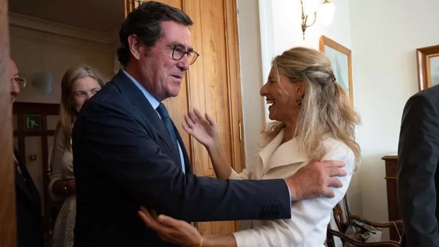 La vicepresidenta segunda en funciones y líder de Sumar, Yolanda Díaz, y el presidente de la CEOE, Antonio Garamendi (d),