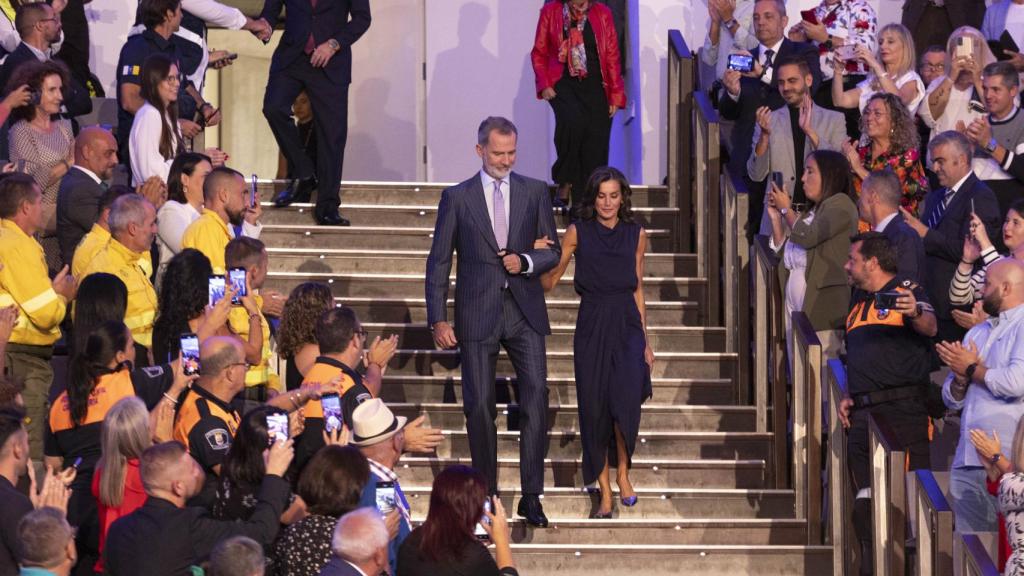 Letizia entra en el auditorio del brazo del Rey.
