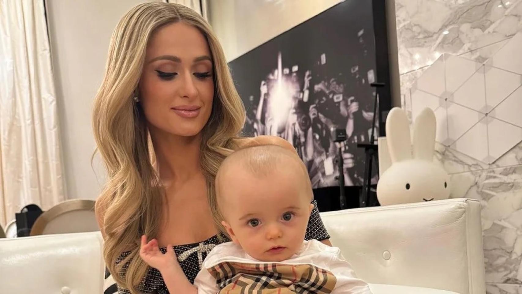 Imagen de Paris Hilton junto a su bebé.