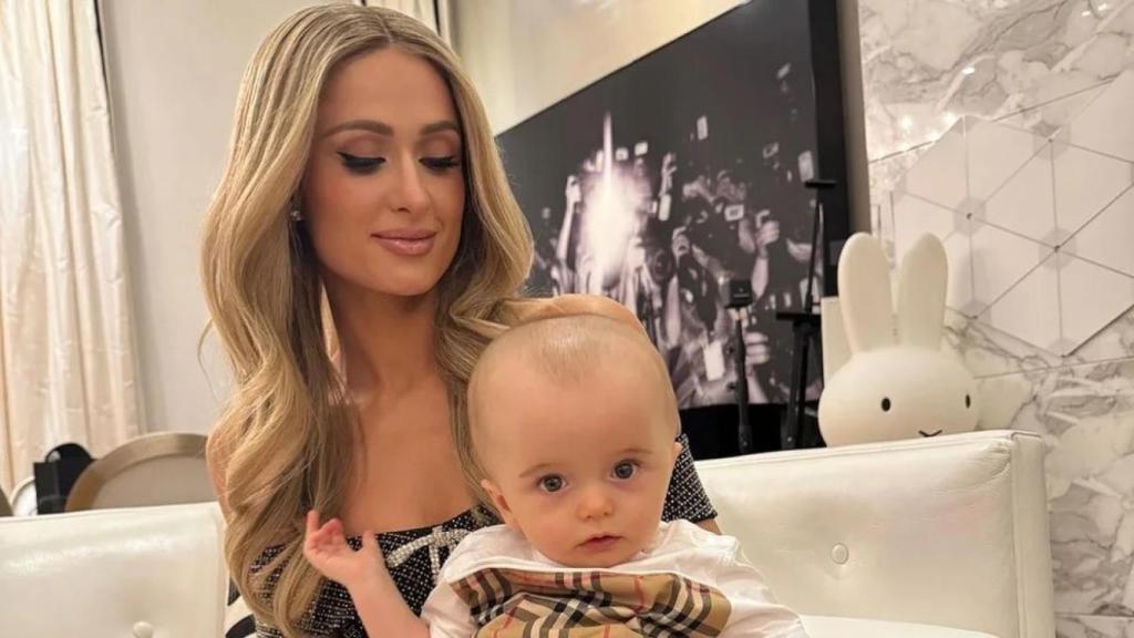 Imagen de Paris Hilton junto a su bebé.