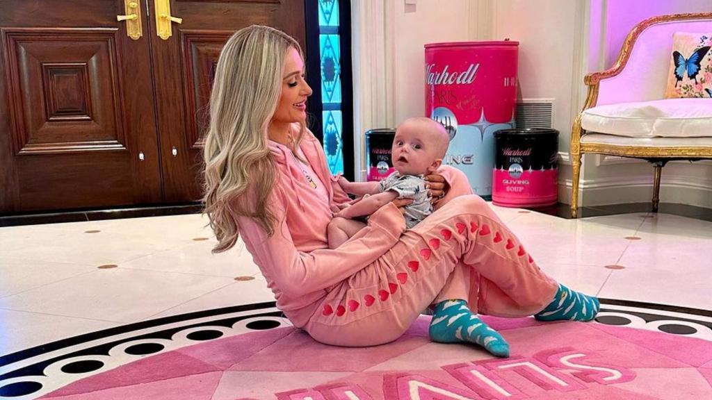 Imagen de Paris Hilton junto a su hijo Phoenix.