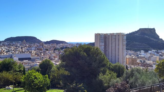 Vistas de Alicante desde el castillo de San Fernando.