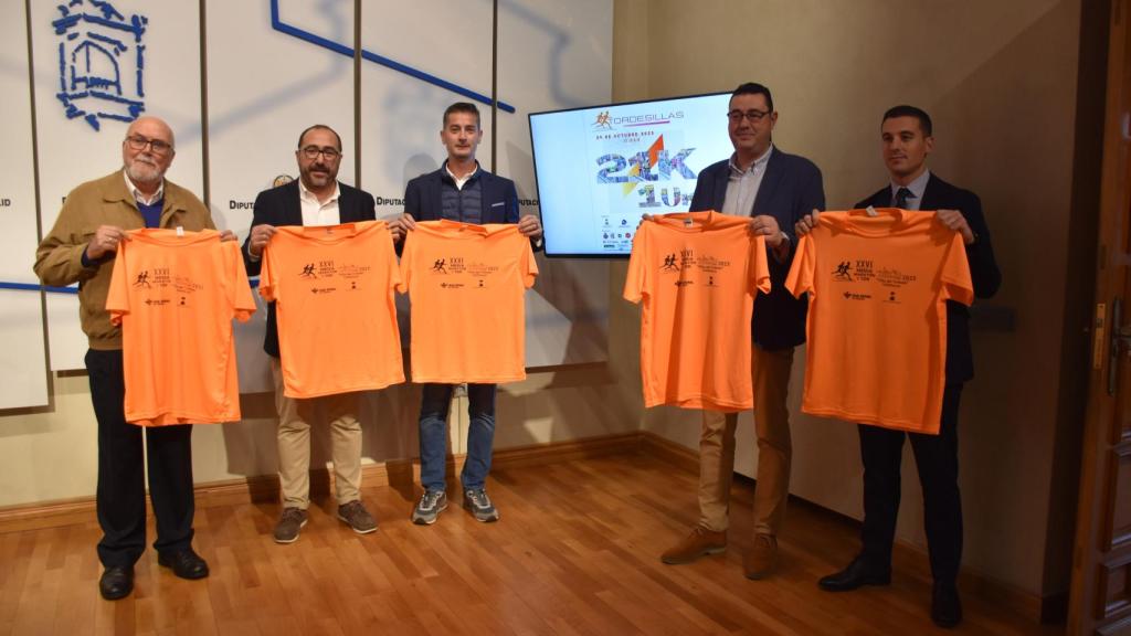 El alcalde de Tordesillas, Miguel Ángel Oliveira; el concejal de Deportes de la localidad, Jesús Carro; el diputado provincial de Deportes, Francisco Javier González Vega; y el director de Caja Rural de Zamora en Tordesillas, Cristóbal Acevedo, en la presentación de la XXVI Media Maratón y 10K
