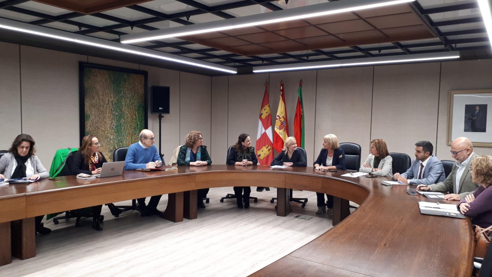 La delegada territorial, Leticia García, en la reunión para la puesta en marcha del centro de emergencias para víctimas de violencia de género en Zamora