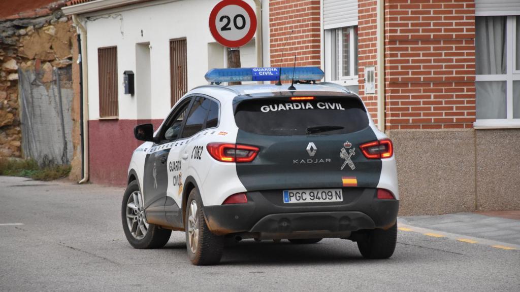 La Guardia Civil patrulla las calles de Roales del Pan