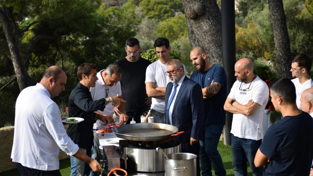Cocineros de Castelldefels poniendo en marcha un arroz