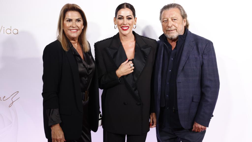En un día tan especial, Lorena Gómez estuvo arropada por sus suegros y su cuñada Mirian.