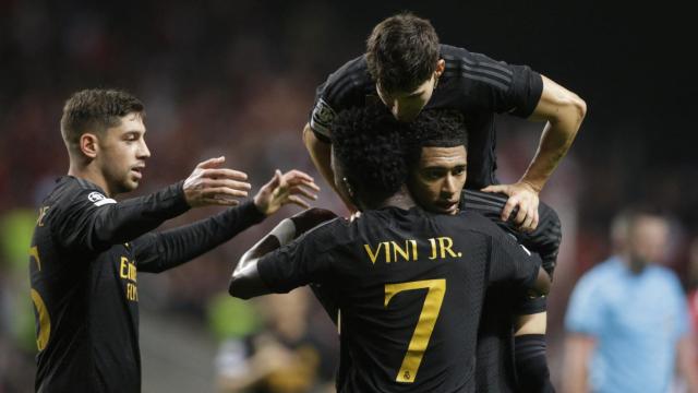 Bellingham, felicitado por varios de sus compañeros tras marcar en Braga.