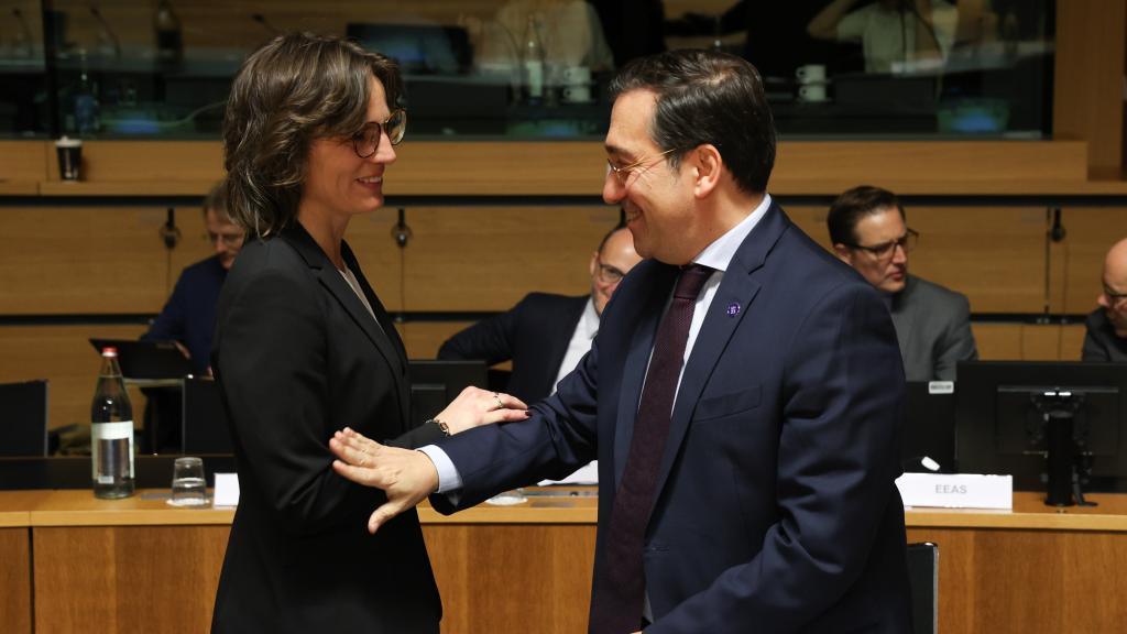 El ministro de Exteriores, José Manuel Albares, conversa con su colega sueca, Jessika Roswall (una de las más reticentes en el reconocimiento del catalán) durante la reunión de este martes en Luxemburgo
