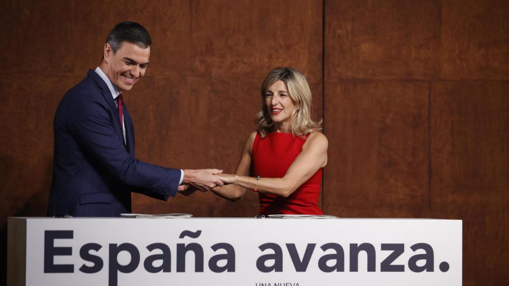 La líder de Sumar, Yolanda Díaz (d), y el secretario general del PSOE, Pedro Sánchez (i), tras firmar el acuerdo para formar Gobierno, este martes.